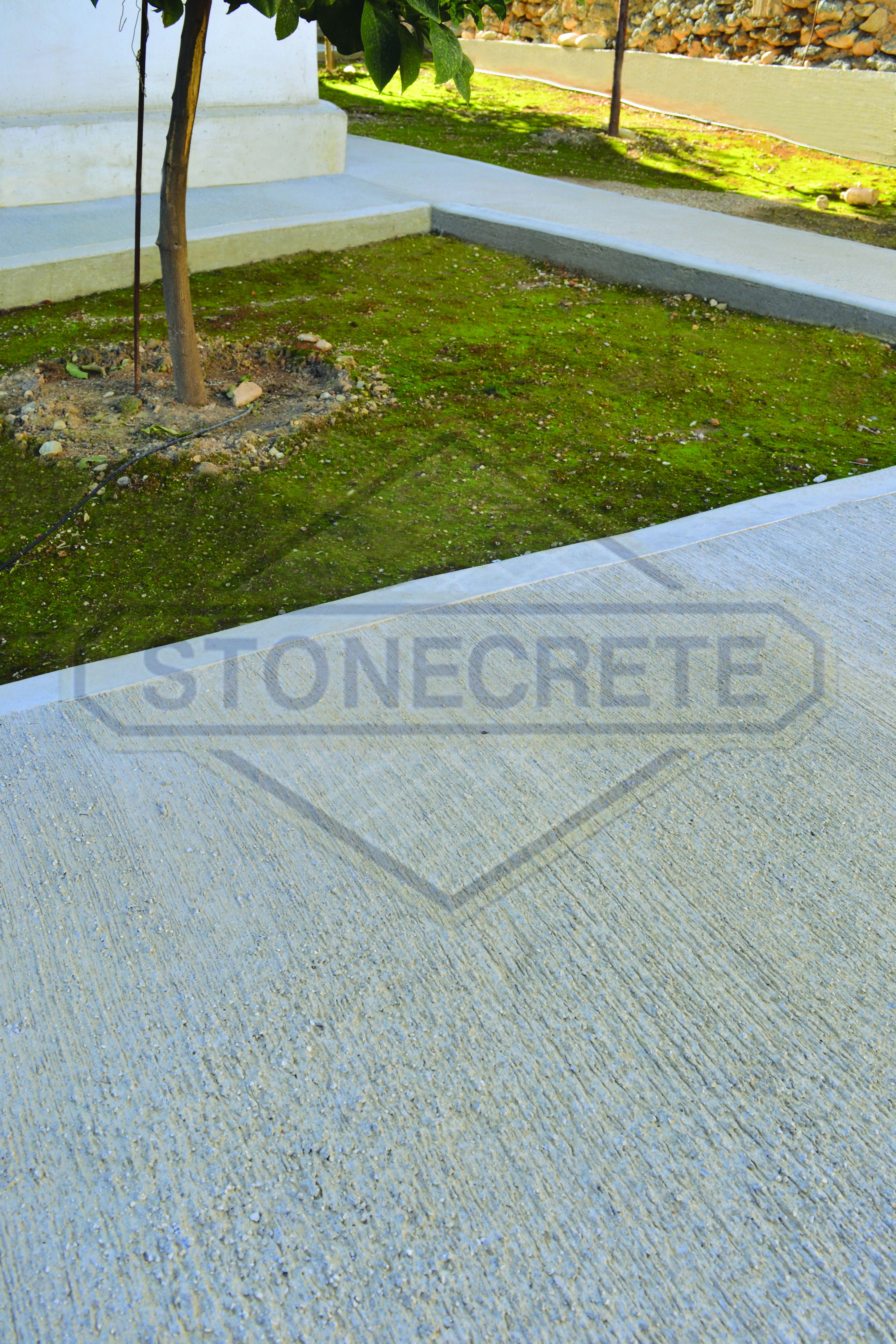 STONECRETE COMBED FLOORING, FOR NON-SKIDDING QUALITIES WITHOUT HARSH TEXTURE. IT IS CONSTRUCTED ON FRESH CONCRETE WITH STONECRETE COLOUR HARDENERS AND GIVEN TEXTURE WITH METALLIC TOOLS